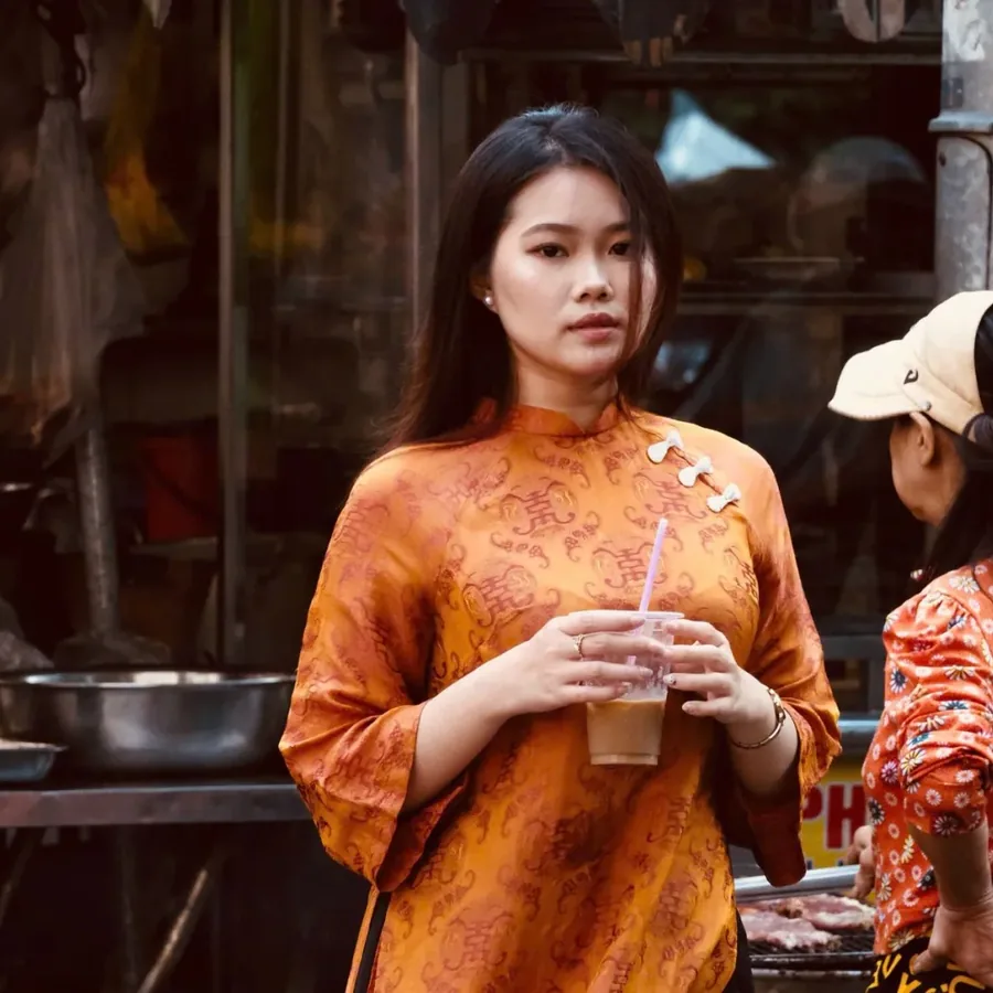 Bàn khách ngồi ngoài hiên